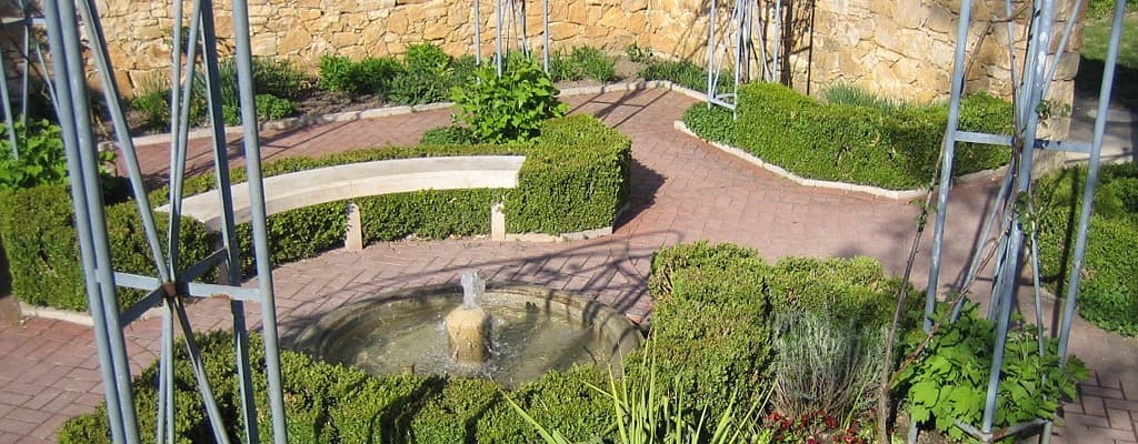 Aus unseren Projekten: Formgarten mit Brunnen